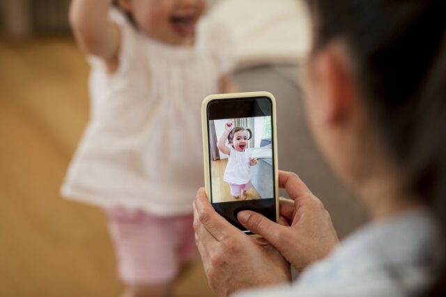 Από τις μανούλες του Facebook, στις #Momfluencers του TikTok