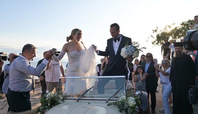 Πάνος Μουζουράκης – Μαριλού Κόζαρη: Ο γάμος στην Αίγινα και οι καλεσμένοι – Δείτε φωτογραφίες
