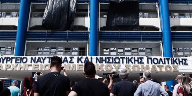 Πέραμα: Εργάτες κρέμασαν μαύρα πανιά στο υπ. Ναυτιλίας – Είχαν προειδοποιήσει για “ατύχημα” πριν 15 μέρες