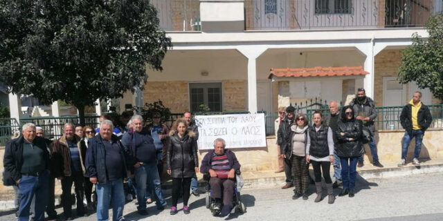 Πετάνε στον δρόμο τα περήφανα γηρατειά