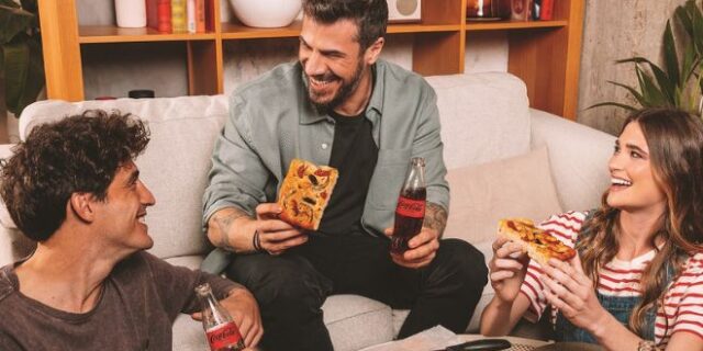 Coca-Cola και Άκης Πετρετζίκης, σε προσκαλούν να ζήσεις ξανά το καλύτερο Κυριακάτικο γεύμα της ζωής σου μέσω ενός διαγωνισμού