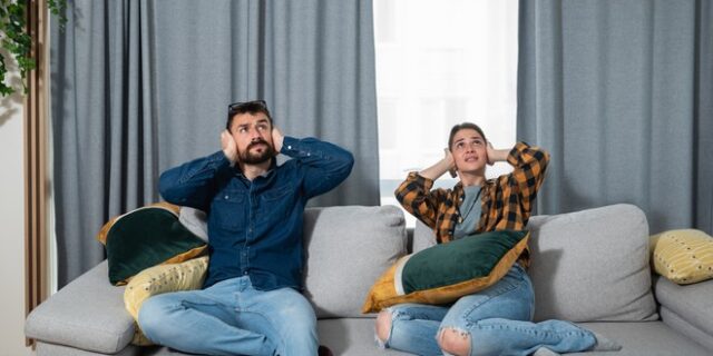 Τι μπορείς να κάνεις αν ακούς το ροχαλητό του γείτονα -ή άλλους θορύβους που παράγει- στο σπίτι σου