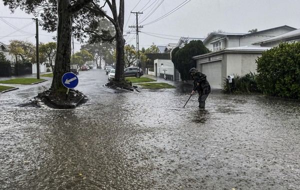 Νέα Ζηλανδία: Πλημμύρες και κατολισθήσεις στο Όκλαντ – Μαθητής εγκλωβίστηκε σε σπήλαιο