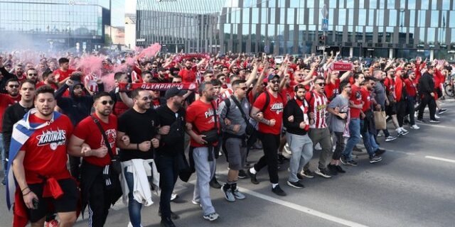 Euroleague: Το ερυθρόλευκο “ποτάμι” 8.000 οπαδών του Ολυμπιακού από το κέντρο του Κάουνας μέχρι τη Ζαλγκίριο Αρένα