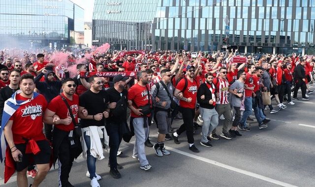 Euroleague: Το ερυθρόλευκο “ποτάμι” 8.000 οπαδών του Ολυμπιακού από το κέντρο του Κάουνας μέχρι τη Ζαλγκίριο Αρένα
