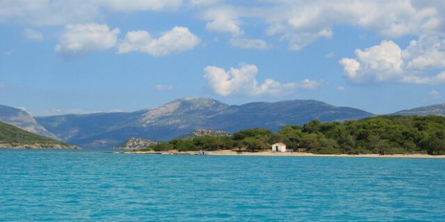Στις “ελληνικές Μαλδίβες” κάνει ντεμπούτο η Six Senses – Αναλαμβάνει το νέο ξενοδοχείο στους Πεταλιούς