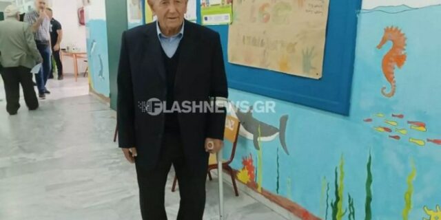Κρήτη: 98χρονος στην κάλπη- “Μπορεί να ψηφίσω άλλη μια φορά”
