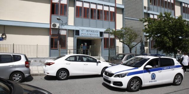 Θεσσαλονίκη: Αδέσποτη βολίδα καρφώθηκε σε αυτοκίνητο που επέβαινε μητέρα με το παιδί της