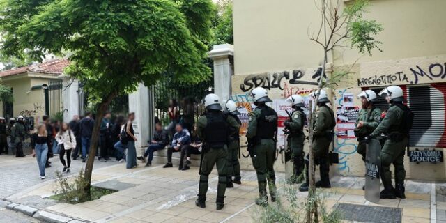 Πολυτεχνείο: Περικυκλωμένο από ΜΑΤ – Καταγγελίες ότι δεν επιτρέπεται η είσοδος σε φοιτητές και εργαζόμενους