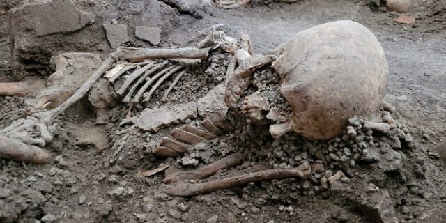 Ιταλία: Ανακαλύφθηκαν οι σκελετοί δύο ανδρών στην Πομπηία – Σκοτώθηκαν στον σεισμό, πριν την έκρηξη του Βεζούβιου