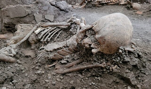 Ιταλία: Ανακαλύφθηκαν οι σκελετοί δύο ανδρών στην Πομπηία – Σκοτώθηκαν στον σεισμό, πριν την έκρηξη του Βεζούβιου