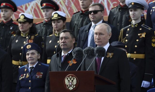 Πούτιν: “Μας κάνουν πόλεμο, εμείς θέλουμε ειρήνη” – Στρατιωτική παρέλαση στην Κόκκινη Πλατεία