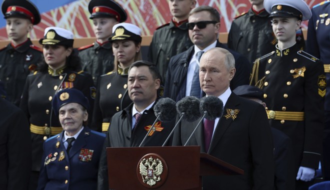 Πούτιν: “Μας κάνουν πόλεμο, εμείς θέλουμε ειρήνη” – Στρατιωτική παρέλαση στην Κόκκινη Πλατεία