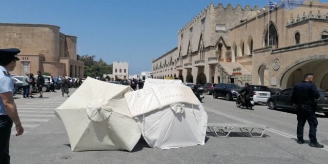 Ρόδος: Ένταση στον διαγωνισμό για τις παραλίες – Διαμαρτυρόμενοι ομπρελάδες έχουν κλείσει τον δρόμο