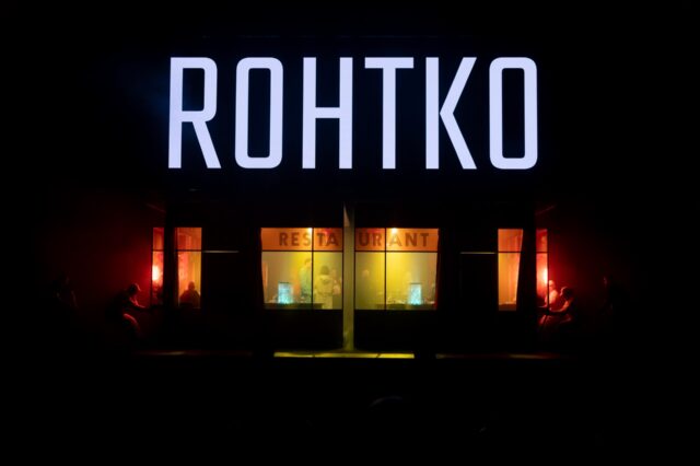10 λόγοι που όλη η Αθήνα παραμιλά για το τετράωρο “ROHTKO” του Lukasz Twarkowski