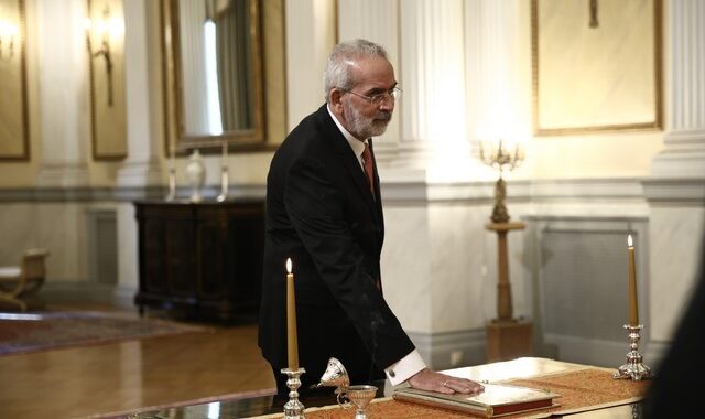 Ορκίστηκε υπηρεσιακός πρωθυπουργός ο Ιωάννης Σαρμάς – Παρέλαβε από τον Κυριάκο Μητσοτάκη