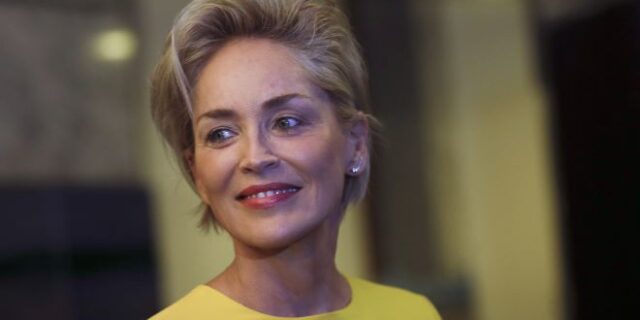 Σάρον Στόουν: Ποζάρει με λεοπάρ μπικίνι και δηλώνει “έτοιμη για το καλοκαίρι”