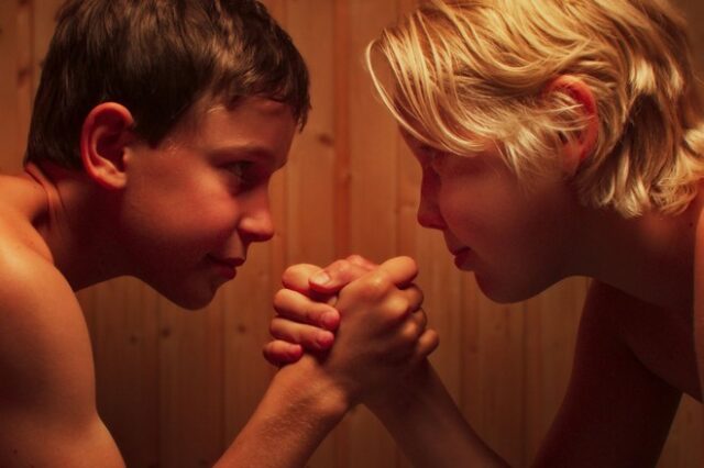 “Αγόρια στο ντους”: Τι απαντά η Ευρωπαϊκή Ένωση Παιδικού Κινηματογράφου για τις αντιδράσεις
