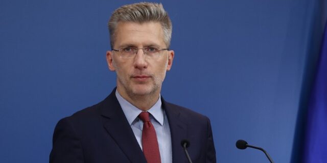 Άκης Σκέρτσος: Ψέματα του ΣΥΡΙΖΑ για το “πάγωμα” των μισθών