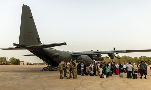 Σουδάν: Εσπευσμένη απομάκρυνση Βρετανών και Αμερικανών αμάχων