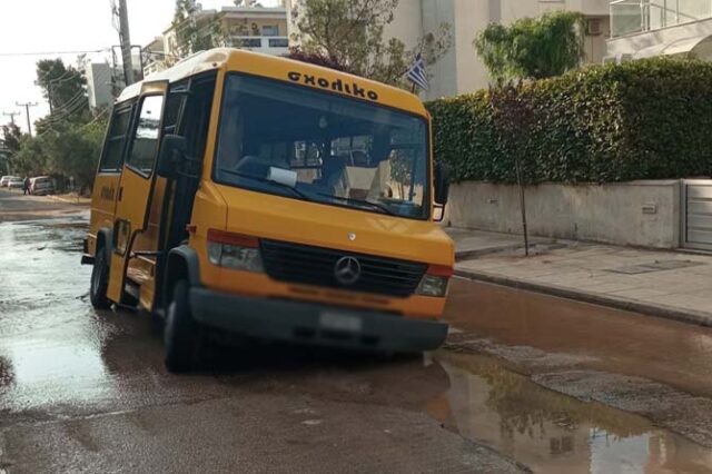 Πόρτο Ράφτη: Απίστευτες εικόνες – Σχολικό “βούλιαξε” στον δρόμο