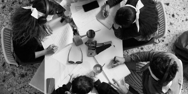 Ο Παύλος Παυλίδης σού “κλείνει τα μάτια” και σε ταξιδεύει στο σκοτάδι του κάτω κόσμου