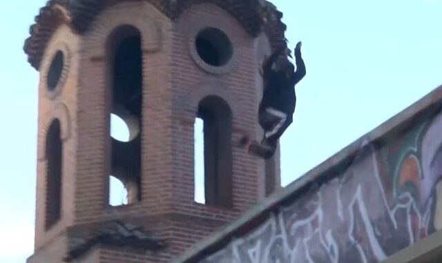 Θεσσαλονίκη: Καταδίωξη κουκουλοφόρων που πηδούσαν από ταράτσα σε ταράτσα – Σύλληψη on camera