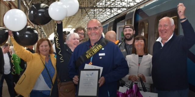Βρετανία: Μηχανοδηγός αποχαιρετά τον σιδηρόδρομο μετά από μισό αιώνα εργασίας