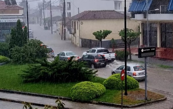 Καιρός: Έντονα φαινόμενα στη Θεσσαλία – Καταρρακτώδης βροχή, χαλάζι και πλημμυρισμένοι δρόμοι
