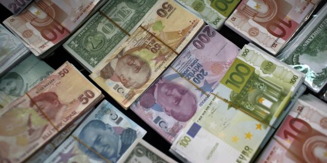 Τουρκία: Νέο χαμηλό ρεκόρ της λίρας έναντι του δολαρίου
