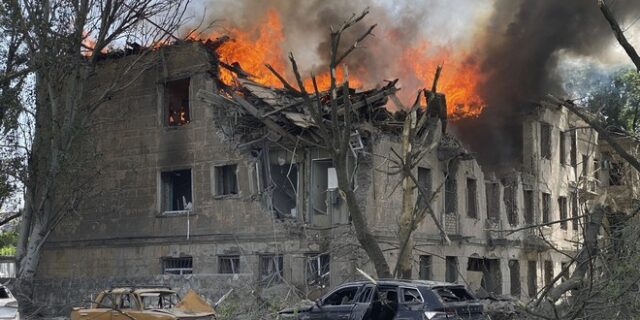 Πόλεμος στην Ουκρανία: 8 νεκροί και 56 τραυματίες στο ρωσικό βομβαρδισμό εστιατορίου στην Κραματόρσκ