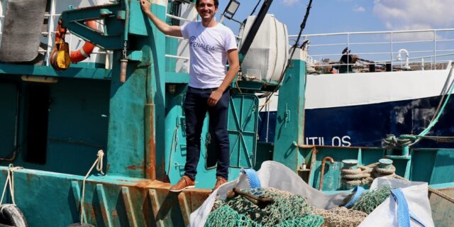 Εναλεία: Καθαρίζει τις θάλασσες, ψαρεύοντας προφυλακτήρες, πλυντήρια και τηλεοράσεις