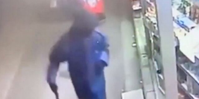 Θεσσαλονίκη: Υπάλληλος περιπτέρου ακινητοποίησε ένοπλο ληστή – Βίντεο ντοκουμέντο από τη μάχη σώμα με σώμα
