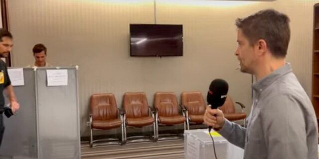 Εκλογές 2023: Φίλοι του Ολυμπιακού ψήφισαν στο Κάουνας