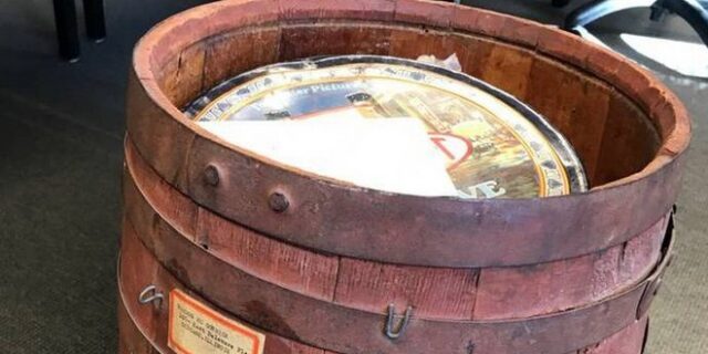 Ξεσφράγισαν κρυμμένο βαρέλι και ανακάλυψαν σπάνιο υλικό από το Άγιο Όρος