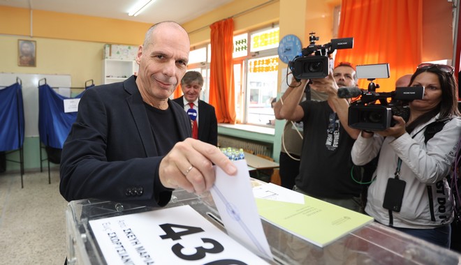Ο Γιάνης Βαρουφάκης ψήφισε στο Πέραμα – “Μαγική στιγμή”