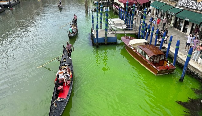 Βενετία: Λύθηκε το μυστήριο – Τι ήταν αυτό που έκανε πράσινο το νερό στο Μεγάλο Κανάλι