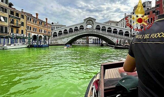 Βενετία: Το νερό στο Μεγάλο Κανάλι έγινε πράσινο – Έρευνες από τις αρχές