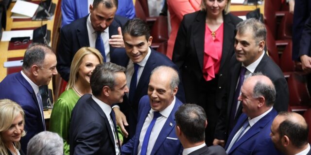 Βουλή: Το κλίμα στην ορκωμοσία των “300” – Οι σέλφι, τα “πηγαδάκια” κι η στιγμή αμηχανίας