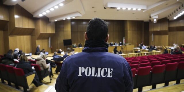 Δίκη Χρυσής Αυγής: Κατέθεσε η αστυνομικός που συμμετείχε στη σύλληψη του πυρηνάρχη Περάματος