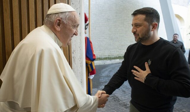 Ζελένσκι: Έδωσε εικόνα της Παναγίας από αλεξίσφαιρα γιλέκα στον πάπα Φραγκίσκο