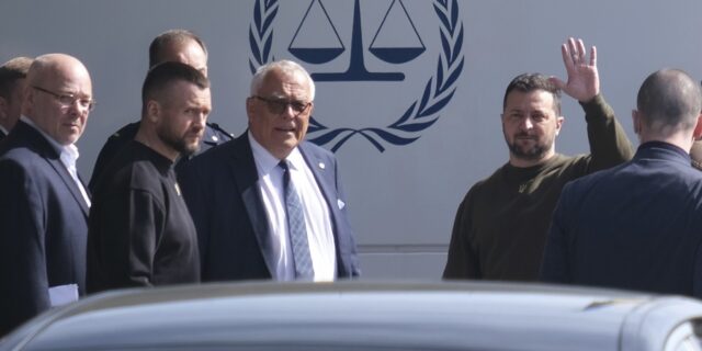 Στη Χάγη ο Ζελένσκι – Βομβαρδισμοί στην Οδησσό, η Γαλλία αμφισβητεί το χτύπημα στο Κρεμλίνο