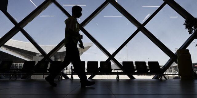 Θεσσαλονίκη: Ποινική δίωξη στους επιβάτες που επιτέθηκαν σε πλήρωμα αεροσκάφους