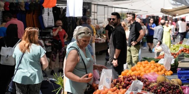 Ακρίβεια: Σε κλοιό πίεσης τα νοικοκυριά, σε αναζήτηση “θεραπειών” η κυβέρνηση