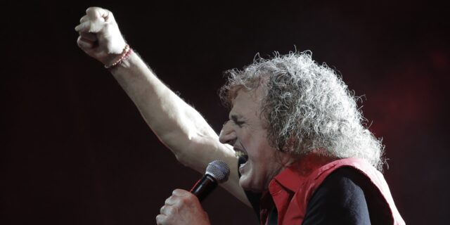 50 χρόνια Βασίλης Παπακωνσταντίνου: Τρεις γενιές φώναξαν “ζούμε για να σ’ακούμε” σε μια ιστορική βραδιά