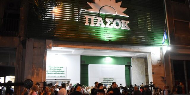 Επίθεση στα γραφεία του ΠΑΣΟΚ – Άγνωστοι πέταξαν πέτρες και μολότοφ