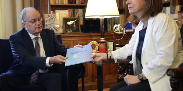 Εκλογές 2023: Στην Πρόεδρο της Δημοκρατίας ο πρόεδρος της Βουλής – Παρέδωσε τα αποτελέσματα των εκλογών