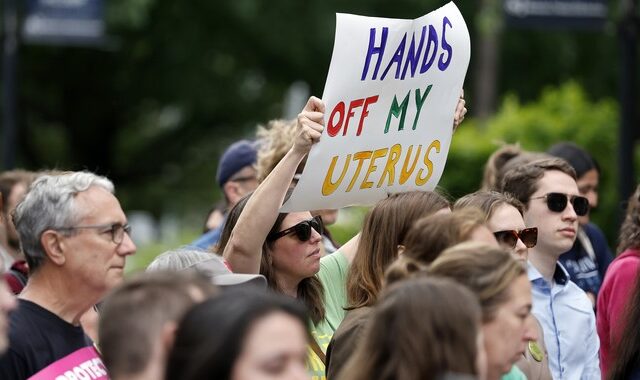 ΗΠΑ: Ένα χρόνο μετά την απόφαση του Ανώτατου Δικαστηρίου, η μάχη για το δικαίωμα της άμβλωσης συνεχίζεται