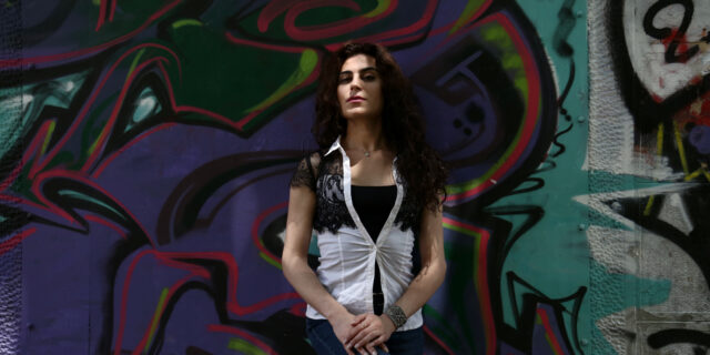 Η Κασσάνδρα, τρανς μετανάστρια από τη Συρία, παίζει στο θέατρο έναν ρόλο ίδιο με τη ζωή της