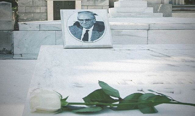 Στον τάφο του Ανδρέα Παπανδρέου ο Νίκος Ανδρουλάκης